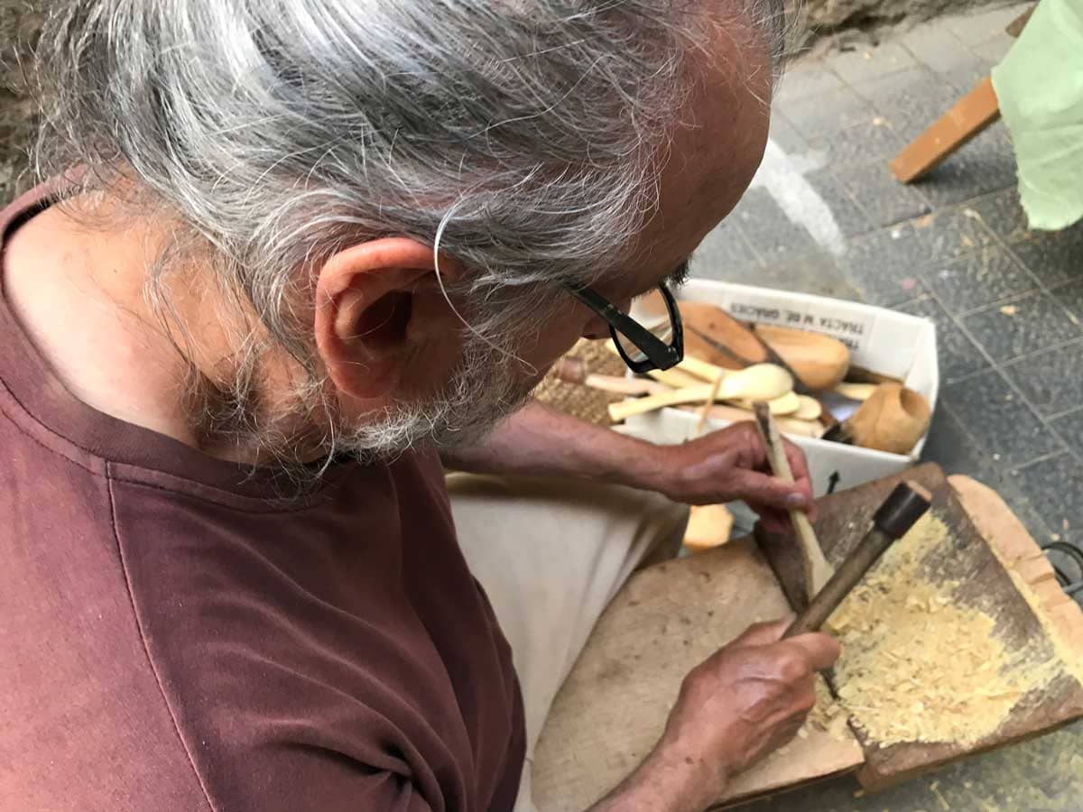 Fuster tallant fusta per donar-li forma de cullera