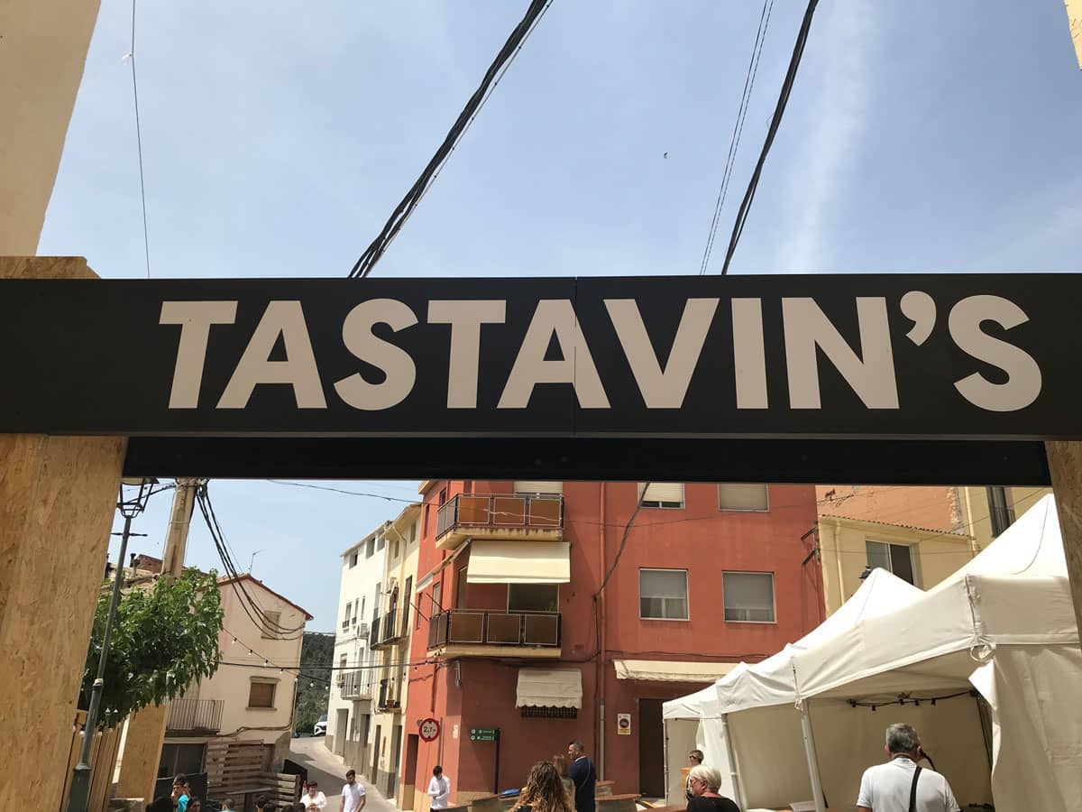 Entrada a la zona de Tastavin's marcat amb un cartell.