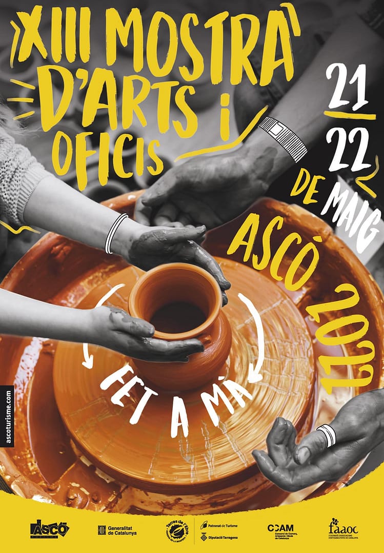 Cartell de la XIII Mostra d'Arts i Oficis, Ascó 2022 amb una tipografia de color groc i blanc i una fotografia d'unes mans fent ceràmica